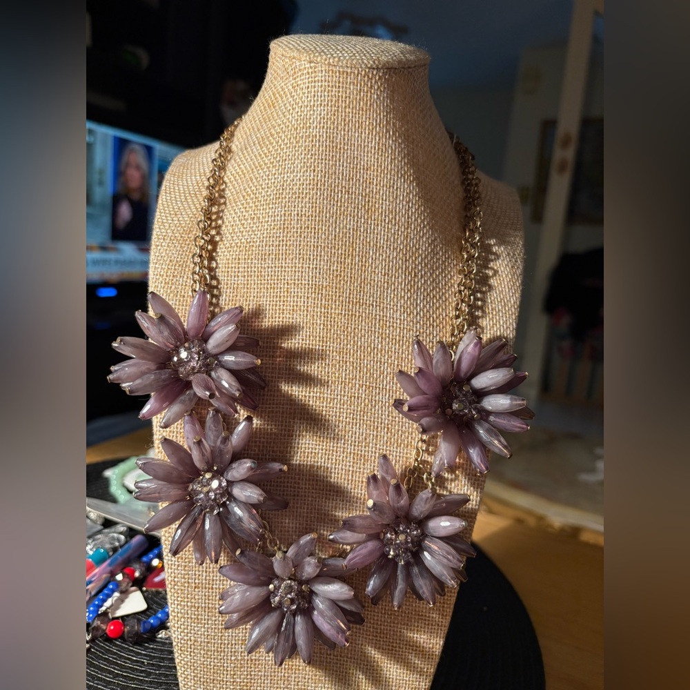 0151) PURPLE/ LAVENDER FLOWER NECKLACE